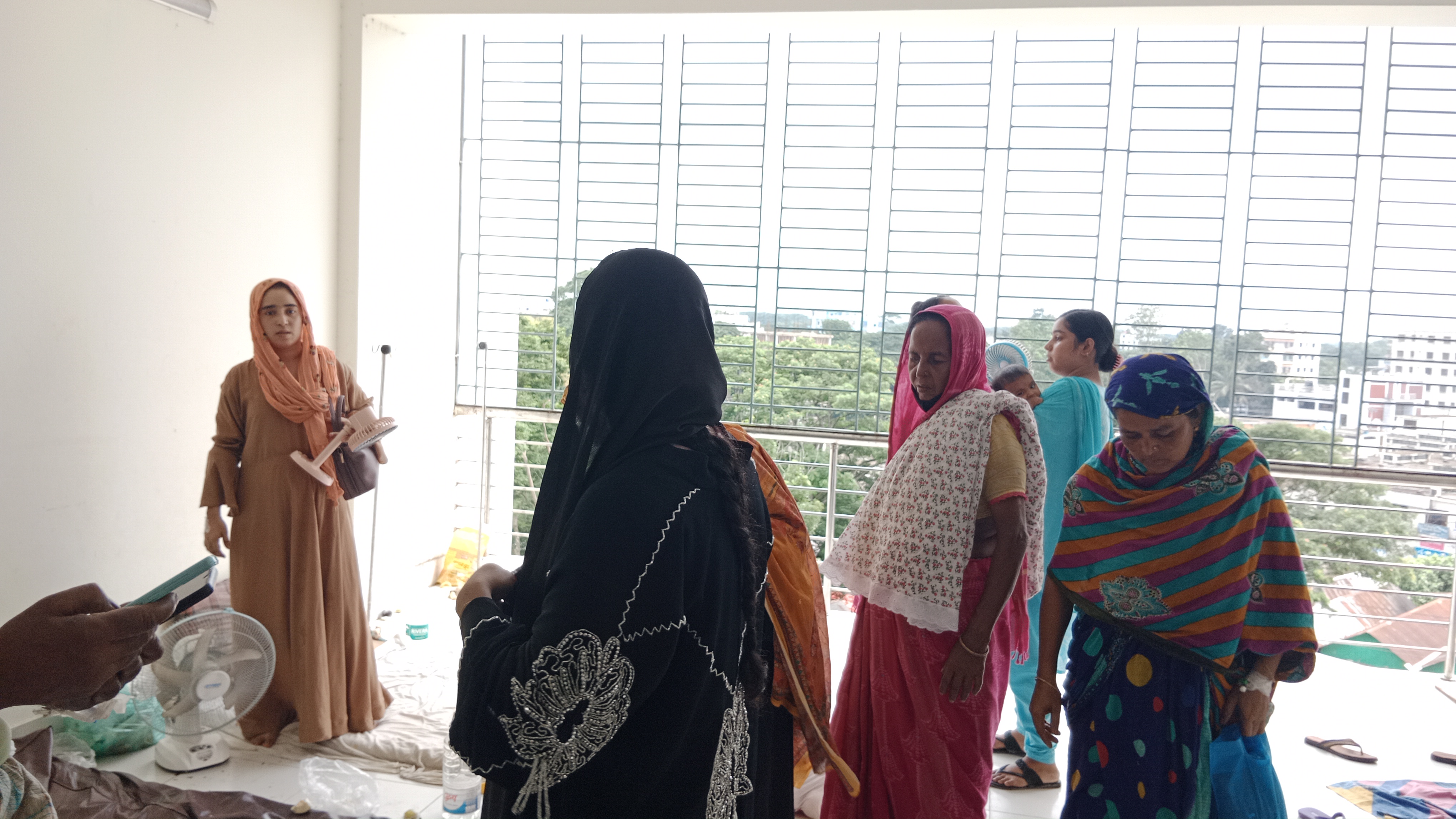 শিবচরে রহস্যজনকভাবে একই পরিবারের ১১ সদস্য অসুস্থ