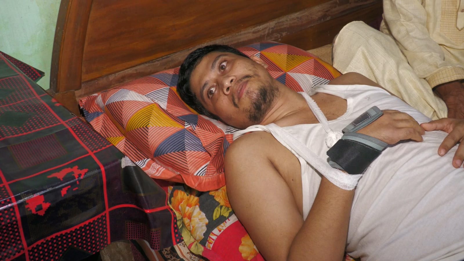 মাদারীপুরে হামলায় অচল শিক্ষককের দুই পা হারানোর শঙ্কা, অভিযুক্তের বিরুদ্ধে বিভাগীয় ব্যবস্থা