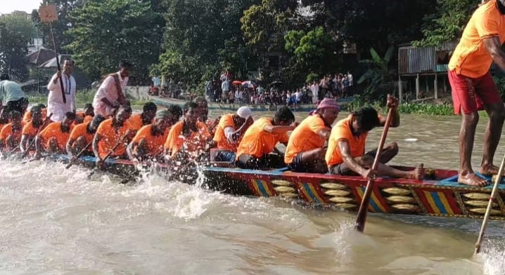 নৌকা বাইচে ঐতিহ্য ফিরেছে ভাঙ্গার কুমার নদে