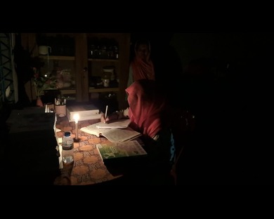 পোল আছে, সংযোগ নেই: চার বছর ধরে মোমবাতির আলোয় উম্মে হানির পড়াশোনা